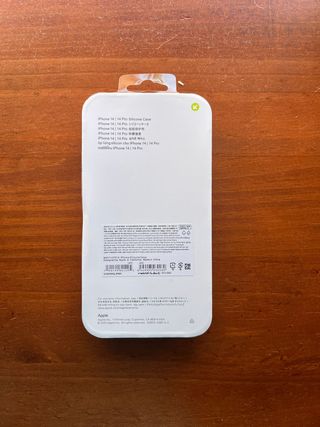 Funda iPhone 16 Roja Silicona Premium Nueva