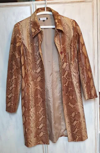 Gabardina efecto piel serpiente