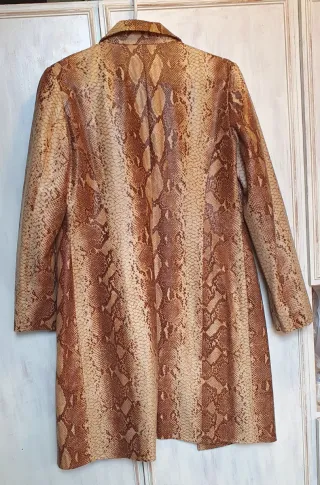 Gabardina efecto piel serpiente