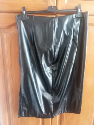 Falda tubo negra con cremallera .