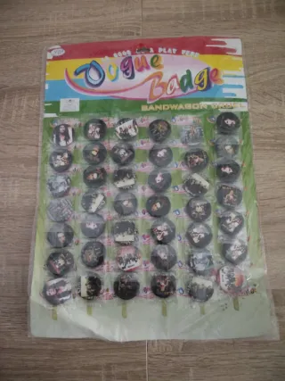 Chapas de grupos musicales y varios