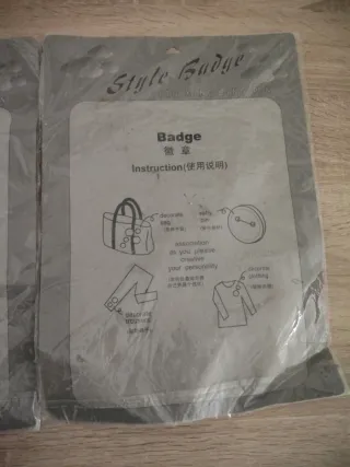 Chapas de grupos musicales y varios