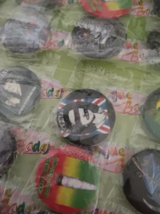 Chapas de grupos musicales y varios