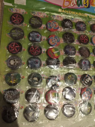 Chapas de grupos musicales y varios