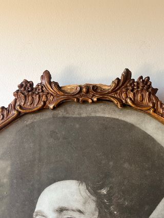 Marco de madera ovalado antiguo con litografía