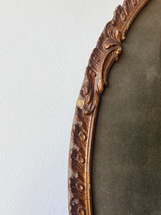 Marco de madera ovalado antiguo con litografía