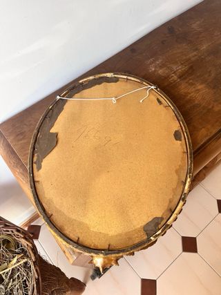 Marco de madera ovalado antiguo con litografía