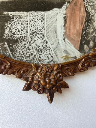 Marco de madera ovalado antiguo con litografía