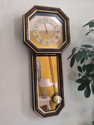 Reloj de pared carillón ,madera y espejo .