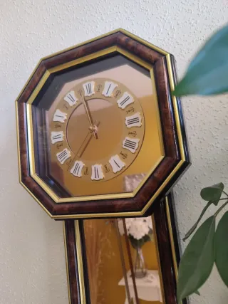Reloj de pared carillón ,madera y espejo .