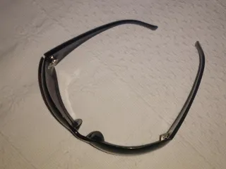 Gafas de sol negras y moradas