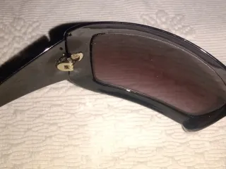 Gafas de sol negras y moradas