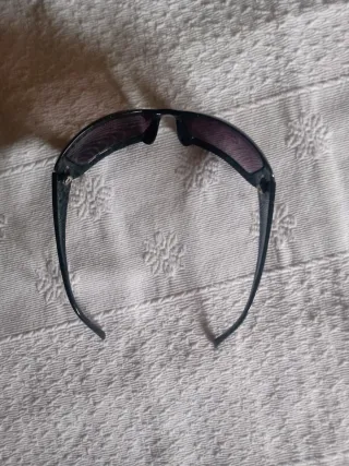 Gafas de sol negras y moradas