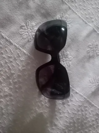 Gafas de sol negras y moradas