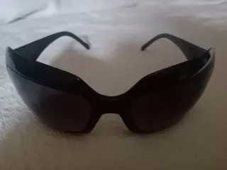 Gafas de sol negras y moradas