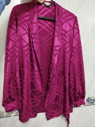 Traje fucsia satinado de dos piezas