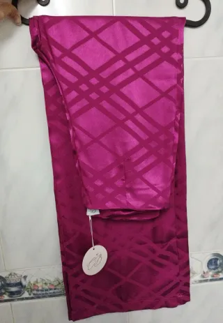Traje fucsia satinado de dos piezas