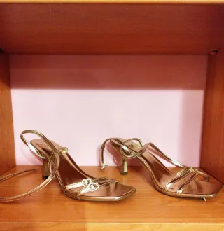 Traje fucsia satinado de dos piezas