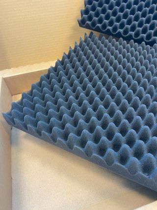 Caja de envío con protección de espuma. 9 und.