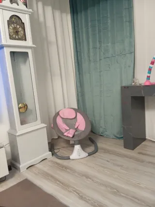 Mecedora de bebé gris y rosa