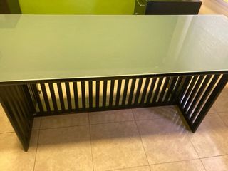 Mesa de cristal y madera negra