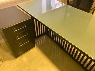 Mesa de cristal y madera negra