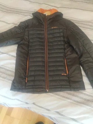 Plumífero Quechua Negro y Naranja Talla L.