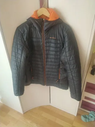 Plumífero Quechua Negro y Naranja Talla L.