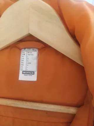 Plumífero Quechua Negro y Naranja Talla L.