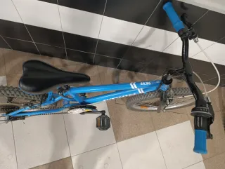 Bicicleta infantil azul B'TWIN de Decathlon.