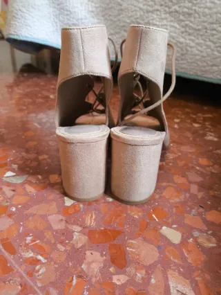 Sandalias de tacón beige con cordones