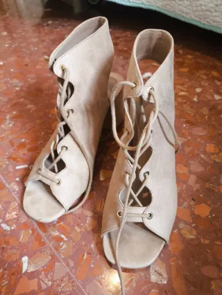 Sandalias de tacón beige con cordones