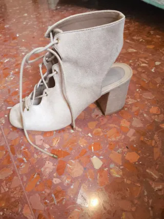 Sandalias de tacón beige con cordones