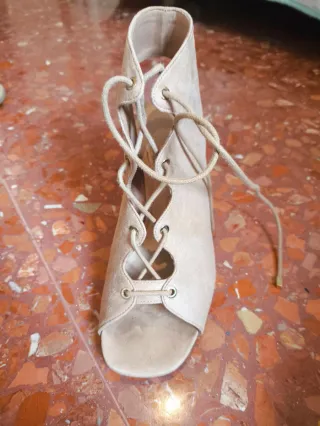 Sandalias de tacón beige con cordones