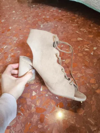 Sandalias de tacón beige con cordones