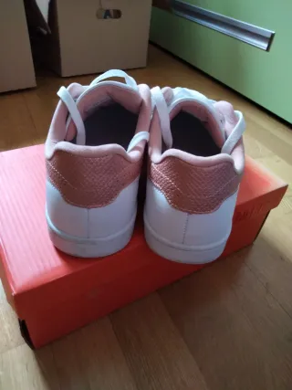 Zapatillas blancas y rosas