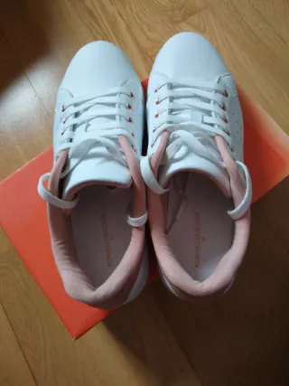 Zapatillas blancas y rosas