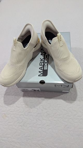 Zapatillas Skechers Mujer Blancas o negras Doradas