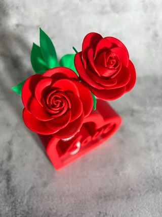 Jarrón Corazón con 2 Rosas Rojas Love