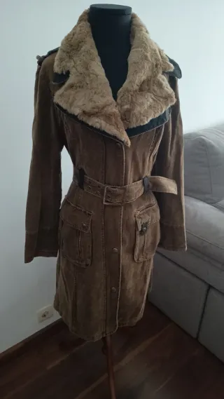 Chaqueta marrón con cuello de pelo