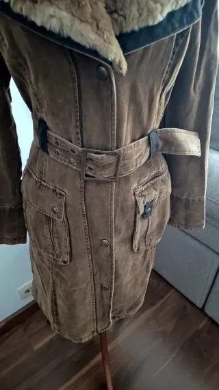 Chaqueta marrón con cuello de pelo