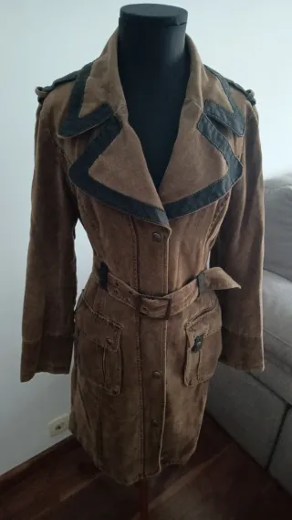 Chaqueta marrón con cuello de pelo