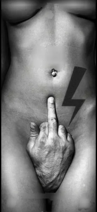 Escultura de figura femenina fabricado en metal