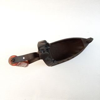 Ferro da stiro antico in ghisa