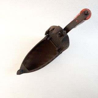 Ferro da stiro antico in ghisa