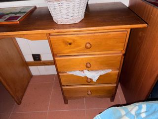 Escritorio de madera con cajones