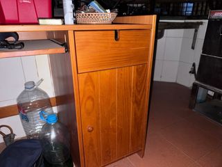 Escritorio de madera con cajones