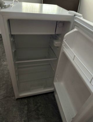 Nevera pequeña blanca