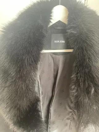 Abrigo de paño negro con cuello de pelo