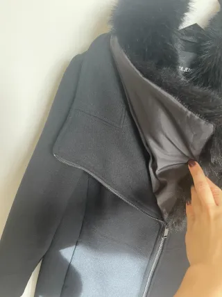 Abrigo de paño negro con cuello de pelo